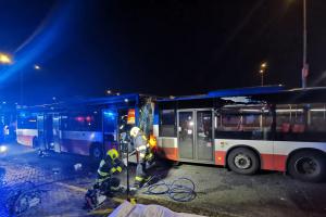Dva autobusy v sobě, ve zmačkném plechu uvězněn jeden z řidičů