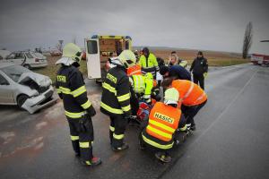 Kolize dvou osobáků a tři zranění. K nehodě u Vrbčan letěl i vrtulník (VIDEO)
