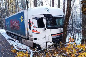 U obce Loučka sjel kamion do příkopu a zastavil se až o strom