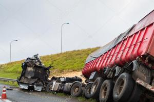 Kamion v Třinci sjel z mostku, prorazil nádrž a nafta unikala i do potoka