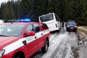 Autobus s dětmi havaroval na zledovatělé silnici u Přebuzi