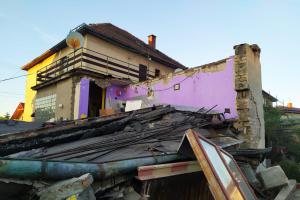 Na Čáslavsku se zbortila část rodinného domu s garáží. Obyvatelé v šoku