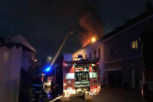 Oheň zničil bytový dům v centru Plzně, plameny šlehaly do pětimetrové výšky