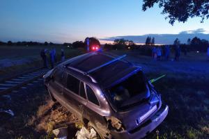 Při střetu vlaku s osobním autem v Poličanech zraněn jeden člověk