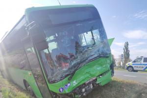 Střet osobního vozu a autobusu na silnici č.11