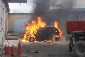 Plechovou pýchu majitele zničil požár. Proč Mercedes shořel, to se zjišťuje