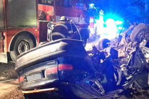 Řidička nárazem do stromu u Bežerovic utrhla motor auta. Je těžce zraněná