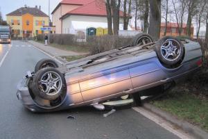 Řidič převrátil vozidlo na střechu, naštěstí přežil