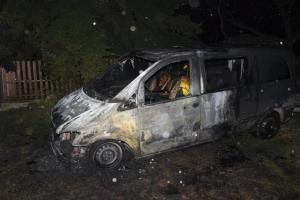 Zábava idiota se škodou za 350 tisíc. Někdo úmyslně zapaloval auta v Mělníku