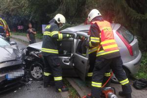 Po nehodě v Náchodě - Bělovsi museli hasiči jednu osobu vyprostit