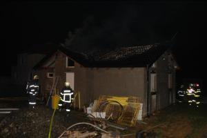 Noční požár střechy novostavby rodinného domku v Bobrovníkách