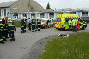 Při střetu dvou vozidel byla jedna osoba těžce zraněna