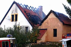 Zaparkovaná dodávka způsobila požár rodinného domu v Chyjicích na Jičínsku