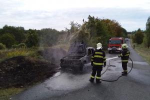 Škodovka v plamenech, řidič v problémech. O auto přišel.