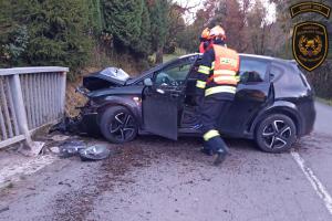 Při nehodě osobního vozidla za obcí Brusné směrem na Rusavu byl zraněn řidič