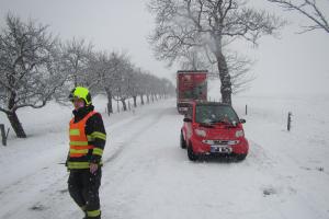 Zase trochu nasněžilo. Těhotná řidička smetla z vozovky dva muže