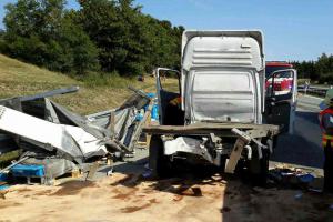 Dopravní nehoda na dálnici D1, vysypaný hutní materiál na komunikaci