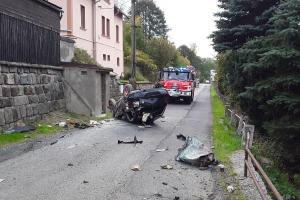 Když havárie tak pořádná. Auto na střeše, zastavilo se až o dům Když havárie tak pořádná. Auto na střeše, zastavilo se až o dům