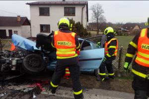 Kolize osobního auta s traktorbagrem. V autě cestovali senioři