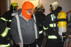 Při požáru pračky v bytě v Praze hasiči zachránili šest osob a psa