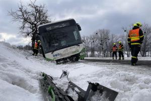Hasiči vyprošťovali v Moravskoslezském kraji lidi z autobusu