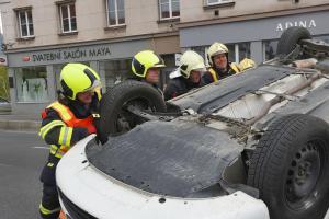 Vozy do sebe v Praze nabouraly dva, jedno se převrátilo na střechu