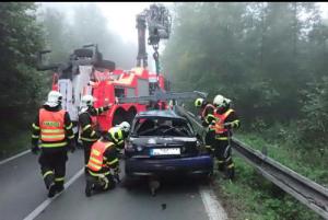 Hasiči vyprošťovali zraněného z auta v lese, potom i auto řidiče (VIDEO)