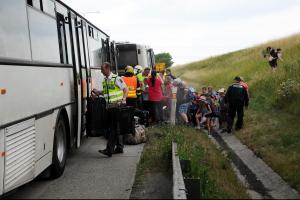 Autobusu začal hořet motor, zrovna přepravoval děti po po Pražském okruhu