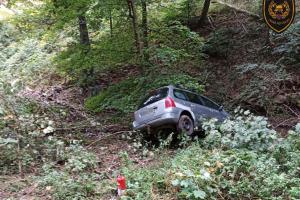 Osobní auto sjelo u Ludkovic ze silnice a zastavilo se až v potoce