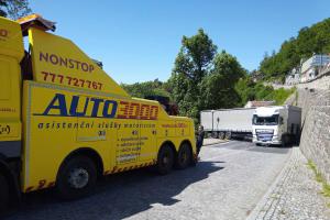 V Lokti se "zaseknul" kamion