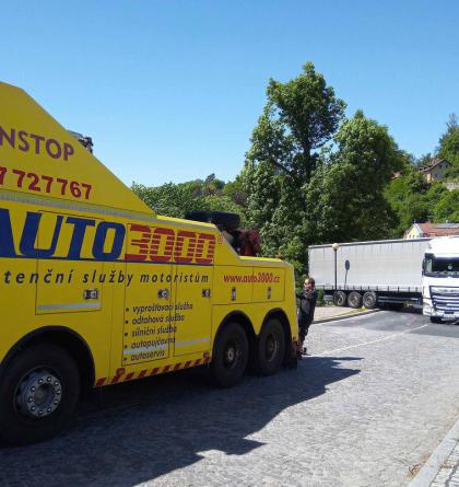 V Lokti se "zaseknul" kamion
