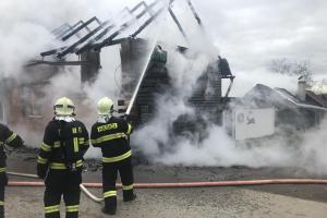 Požár usedlosti ve Vykáni nelenil, zničil dům i přístavek (VIDEO)