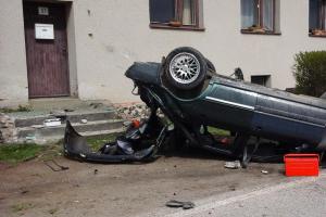Auto se po nárazu do domu v Ledenicích převrátilo na střechu