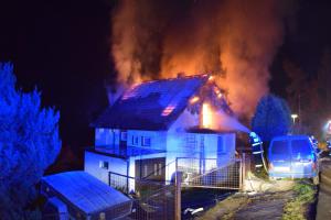Hasiči jeli k požáru domu, cestou ještě zastavili u dopravní nehody