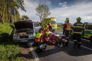 Motorkář pokračoval v cestě vrtulníkem. Avšak do nemocnice
