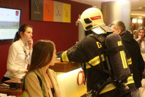 Hořelo v pokoji olomouckého hotelu, evakuováno 150 osob (VIDEO)