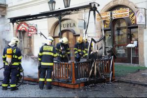 Obsluhovat se nebude. Předzahrádka pražské restaurace lehla popelem