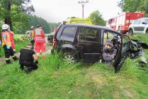 U Chroustníkova Hradiště zemřeli po nehodě dva lidé, třetí osoba těžce zraněná