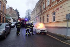Zaparkoval a odešel. Oheň pak majiteli jeho miláčka tak trochu poničil