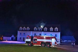 Noční požár střechy v Křinicích na Broumovsku za statisíce korun