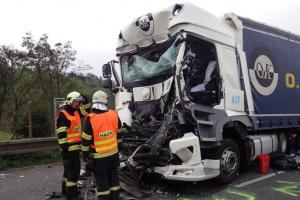 Nehoda dvou nákladních automobilů na několik hodin uzavřela dálnici D5