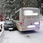 Za Deštným v Orlických Horách došlo k nehodě autobusu a osobního auta