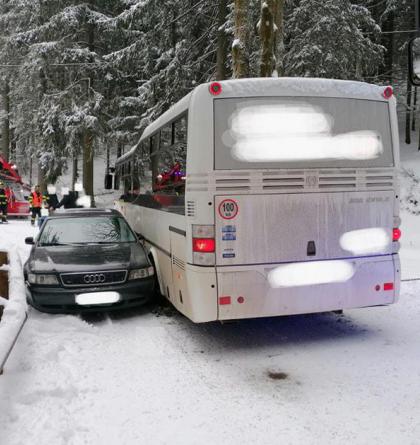 Za Deštným v Orlických Horách došlo k nehodě autobusu a osobního auta