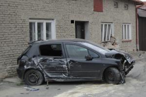 Klepat na dveře se šoférovi asi nechtělo. Vozidlo narazilo do dvou rodinných domů