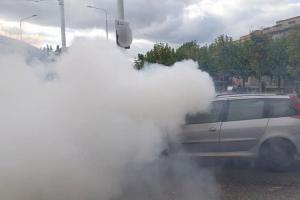 Při jízdě městem Lázně Bohdaneč vyšlehly ženě z auta plameny