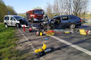 V Jihlavě se srazila dvě osobní auta, zranili se tři lidé