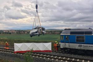 Trest přišel okamžitě. U Hodějic na přejezdu srazil vlak osobní auto