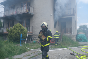 Zapalovač jako dětská hračka. Podle toho to ve Skotnici dopadlo