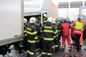Hasiči vyprošťovali řidiče náklaďáku, který narazil do dalšího nákladního auta