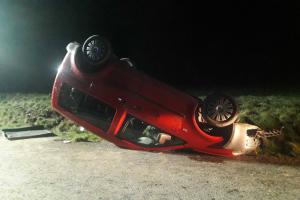 Svůj život zraněný řidič obrátil naruby, auto zase na střechu